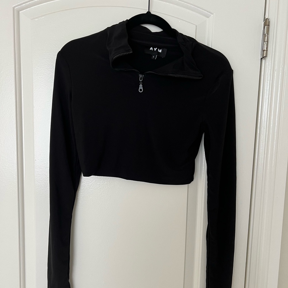 AYM STUDIO black half zip crop top